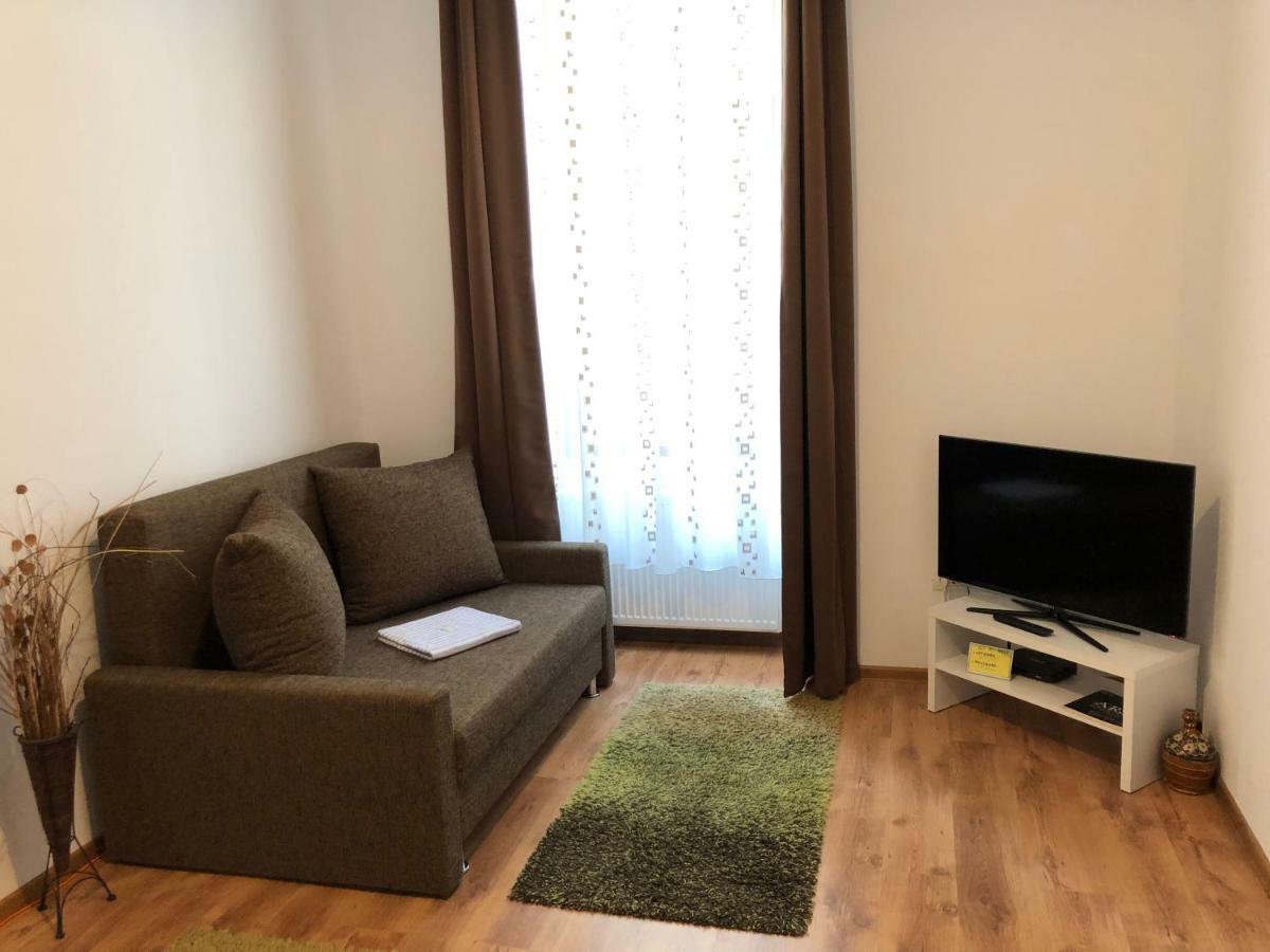 Poppys Apartment Arad Exterior photo